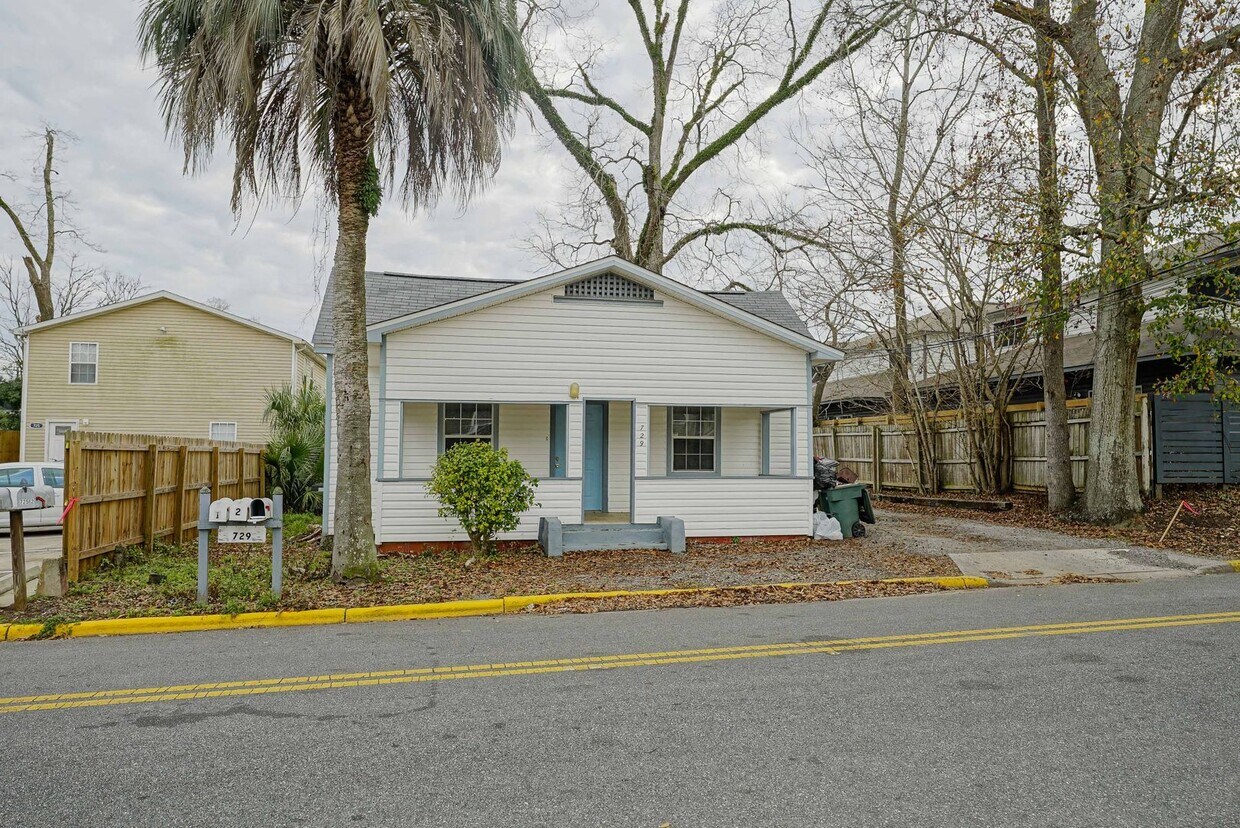 729 W St Unit Apt 1, Tallahassee, FL 32304 Room for Rent in