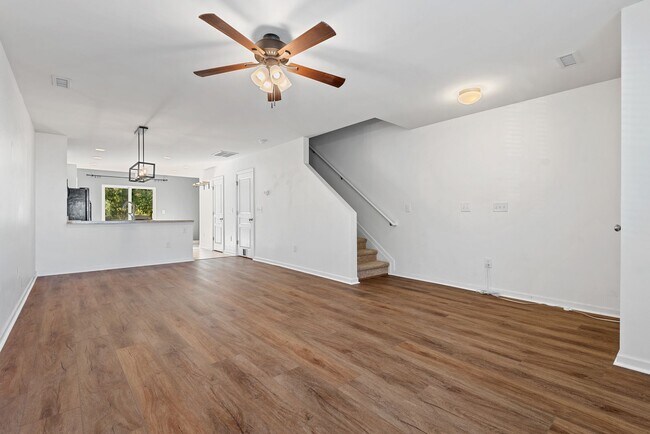 Foto del edificio - 3bd/3.5ba Spacious 3 Floor Townhouse in Du...