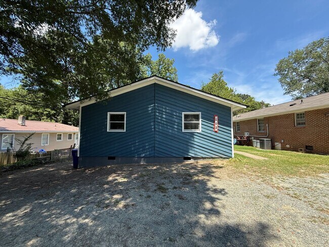 Building Photo - Newly Remodeled 2BD, 1BA Chapel Hill Apart...