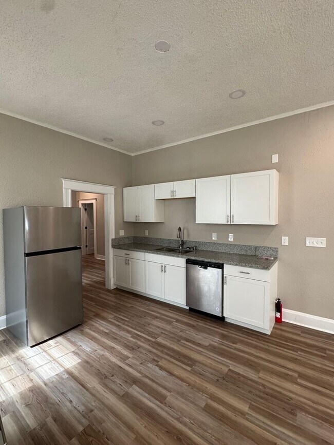 Building Photo - Newly Renovated Cozy & Convenient