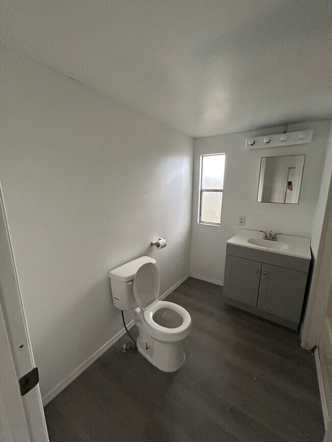 Building Photo - Two bedroom one bath - Lakeland