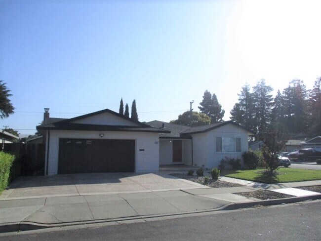 Foto del edificio - 4 bedroom corner lot home has nice upgrade...