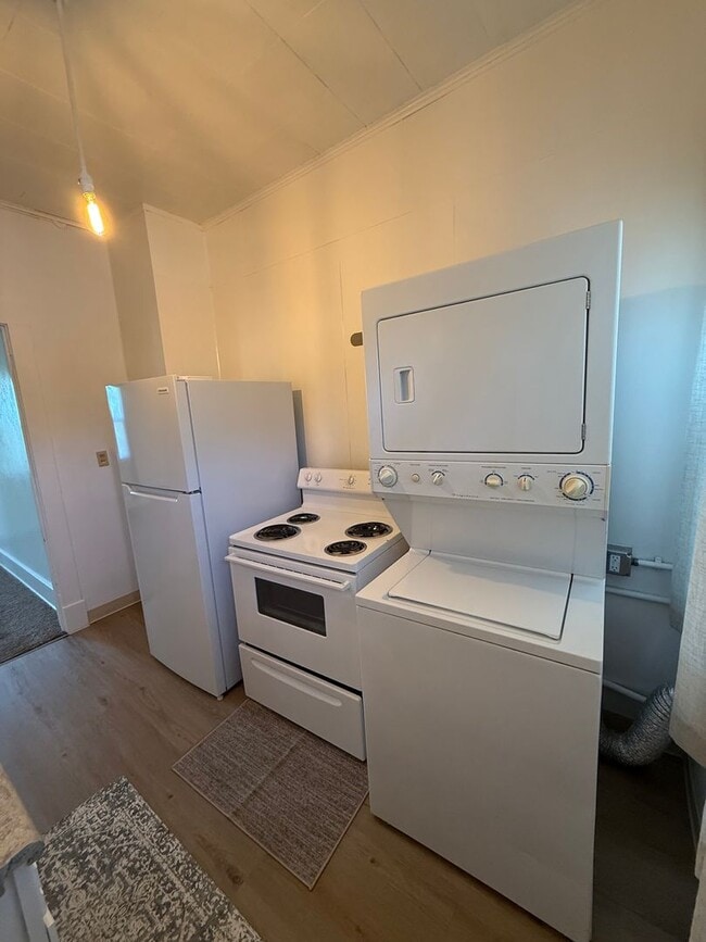 Building Photo - B&amp;B Rentals - 101 E 19thSt