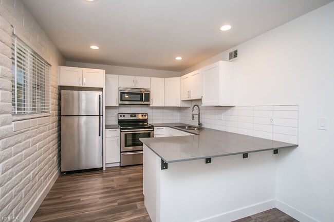 Building Photo - 3836 E Earll Dr