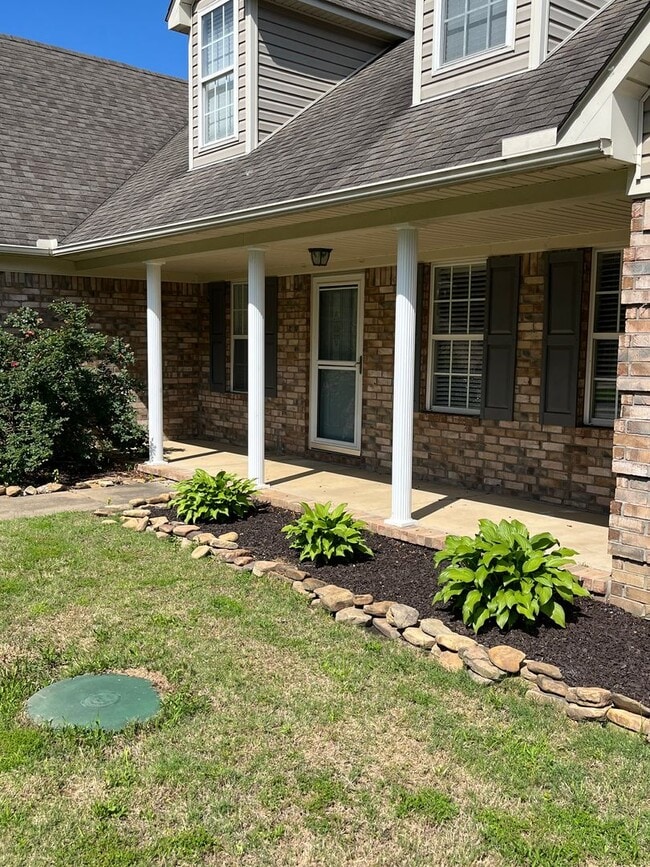 Building Photo - Beautiful large home on a dead end street