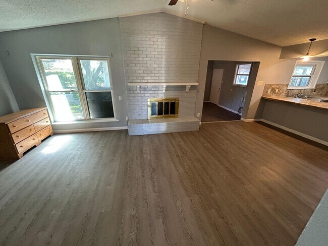 Foto del edificio - 3734 Clubway Ln