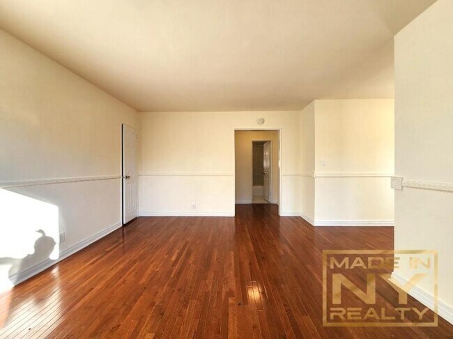 Foto del edificio - 2 bedroom in BAYSIDE NY 11361