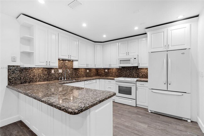 Building Photo - 10650 SW 77th Ave