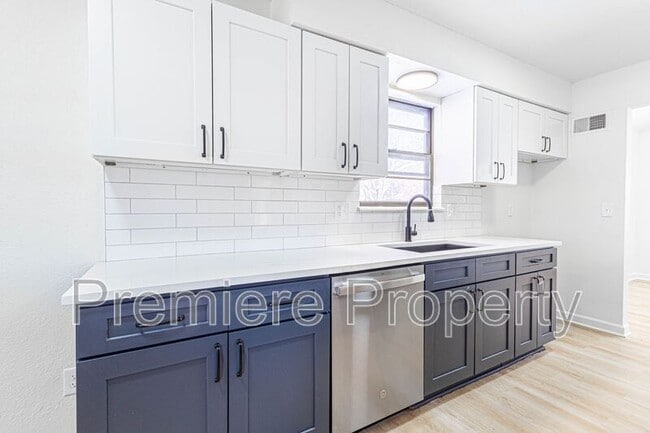 Foto del edificio - 705 NW Buckingham Pl