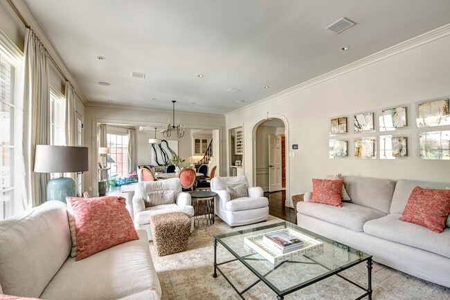 Foto del edificio - 3440 Locke Ln