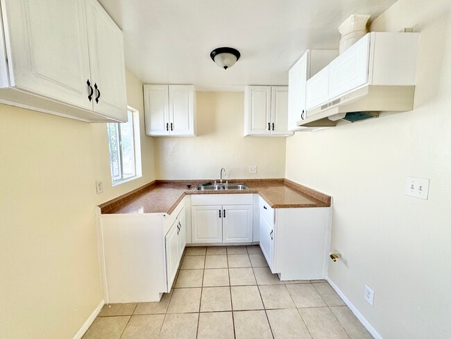 Foto del edificio - 2613 W Imperial Hwy