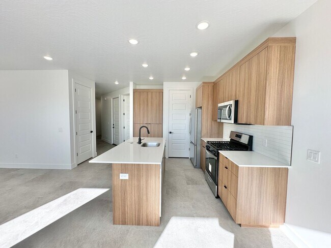 Building Photo - PET FRIENDLY!! HURRICANE TOWNHOME!