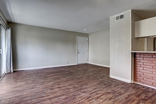 Building Photo - 513 S Post Oak Ln