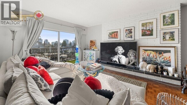 Building Photo - 226 20th St E