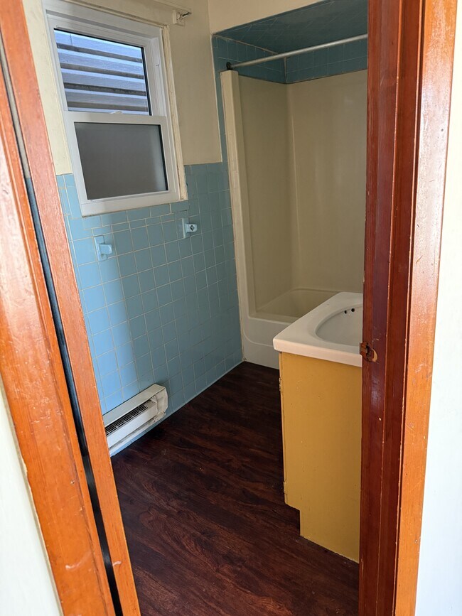 Foto del edificio - 584 Thompson Ave