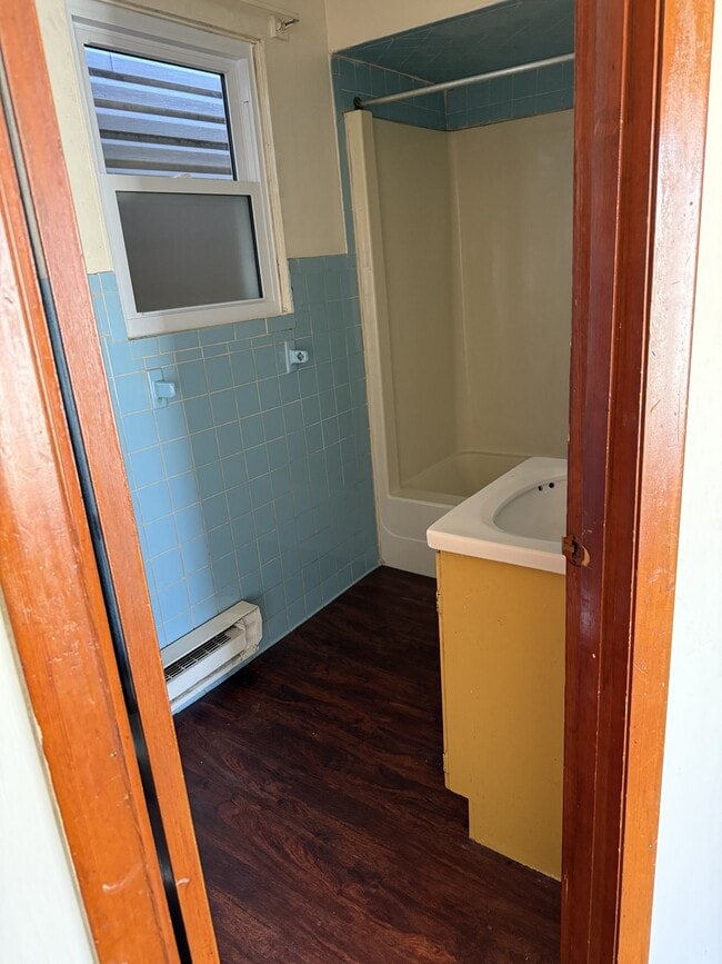 Building Photo - 584 Thompson Ave