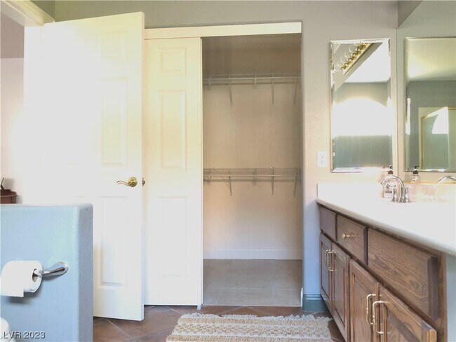Building Photo - 10866 Royal Highlands St