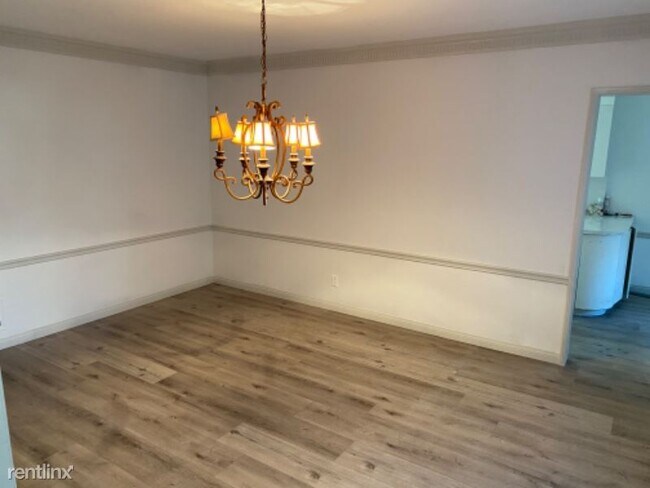Building Photo - 3 br, 2 bath Townhome - 439 S Maple Dr