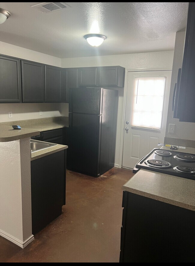 Foto del edificio - 7802 Downe Dr