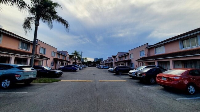 Foto del edificio - 8017 Lake Dr