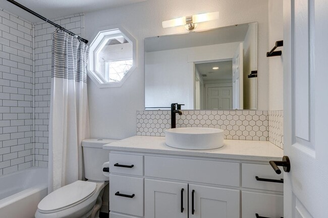 Building Photo - 2bd, 2b Urban Townhome awaits in SE Boise!