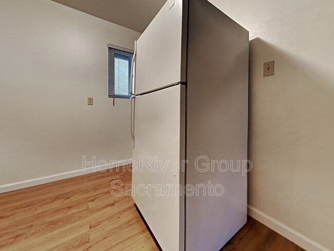 Building Photo - 423 5th St