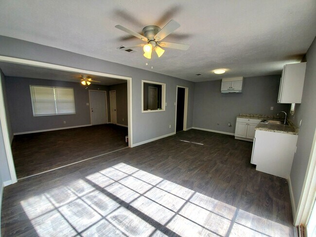 Foto del edificio - Amazing 3 Bedroom home with large yard!