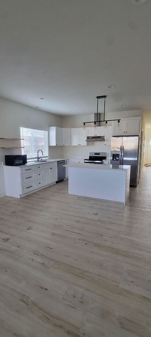 Foto del edificio - 4 Bedroom Home w/ Spacious Yard!