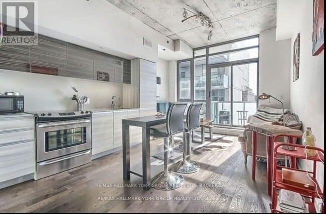 Building Photo - 8 Gladstone Ave