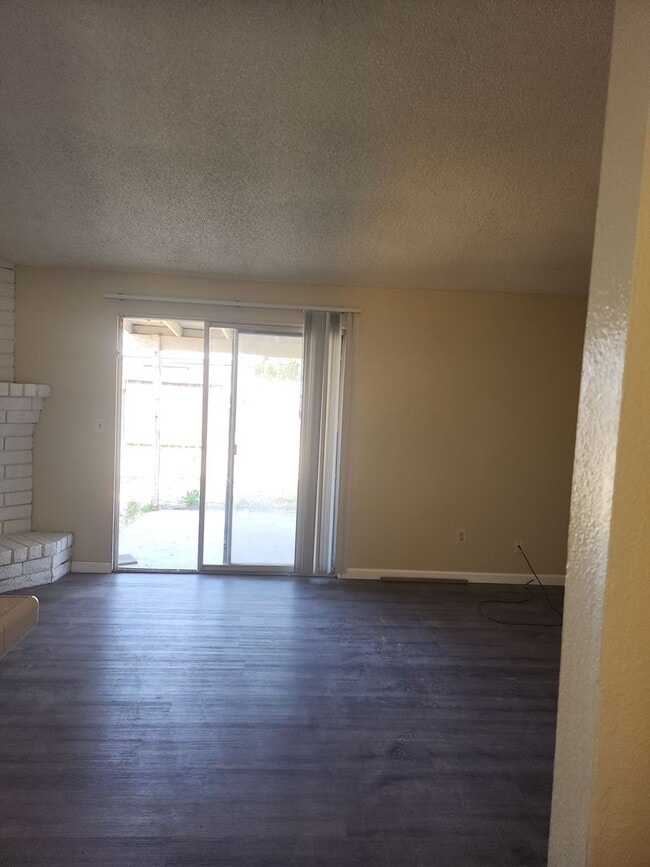 Building Photo - 3 Bedroom 2 Bathroom with Garage and Washe...