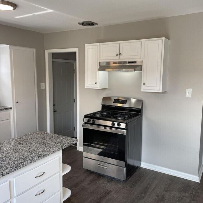 Building Photo - 3 Bedroom Ranch Style Home