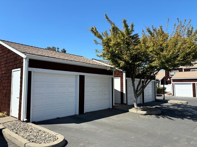 Foto del edificio - Rare 3 bedroom, 2 bathroom unit in the desirable Lincoln Village West neighborhood! Nearly 1350 s...