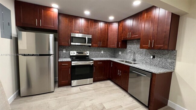 Building Photo - 2561 NE 10th Ct