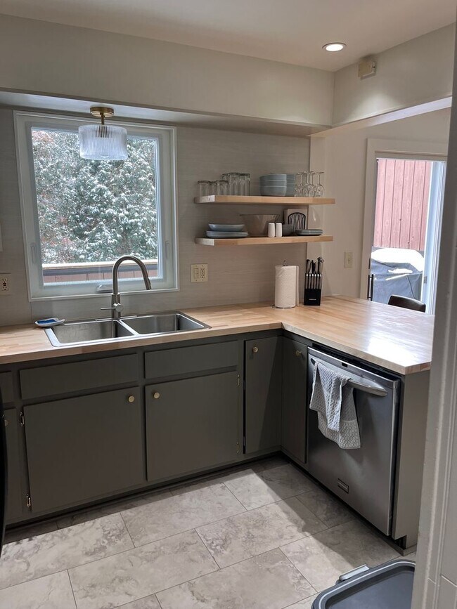 Foto del edificio - Fully Furnished Condo Near Downtown Bozeman & MSU