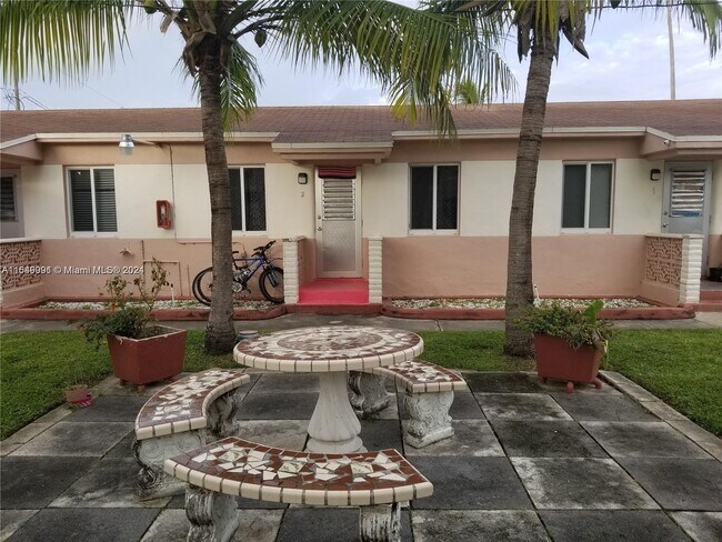 Foto del edificio - 709 NE 4th Ct.