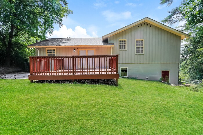 Building Photo - Charming 3 Bedroom Home