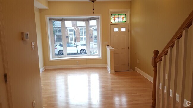 Building Photo - 721 S Ellwood Ave