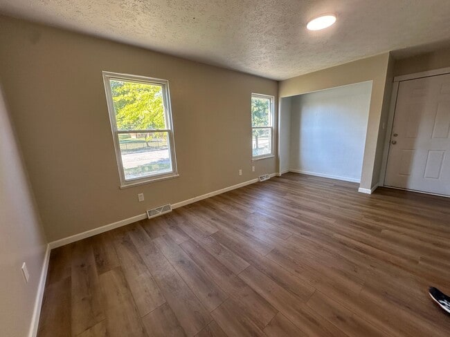 Building Photo - Spacious 5-Bedroom, 2-Bath Home for Rent i...