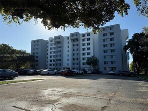 Building Photo - 9001 SW 77th Ave