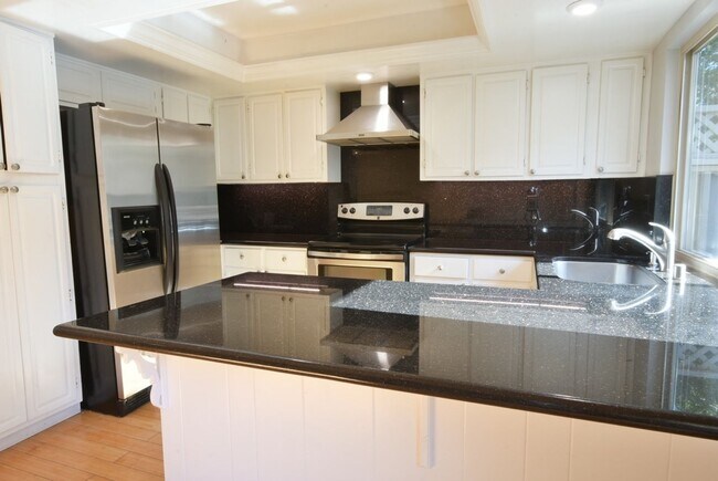 Foto del edificio - Beautiful 3 Bedroom 2.5 Bath End Unit Town...