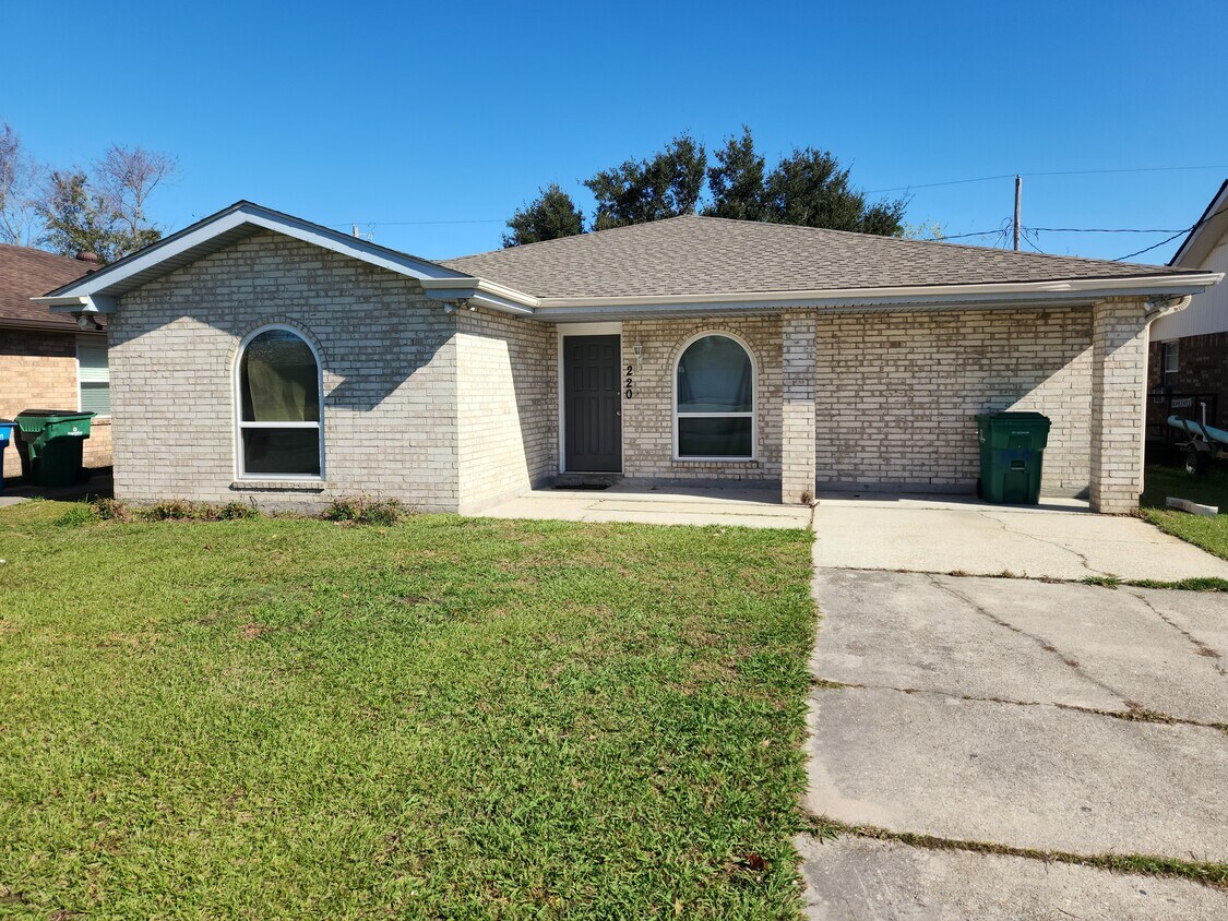 Primary Photo - 220 Dianne Dr