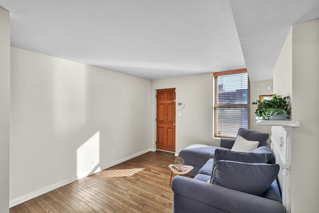 Building Photo - 1008 S Paca St