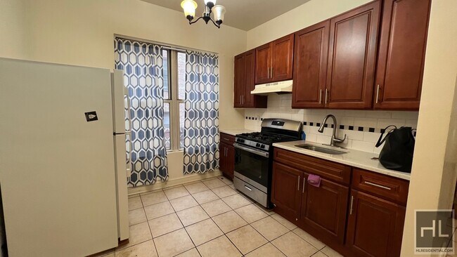 Building Photo - LARGE BRIGHT AND COZY  3 BEDROOM LINDEN BO...
