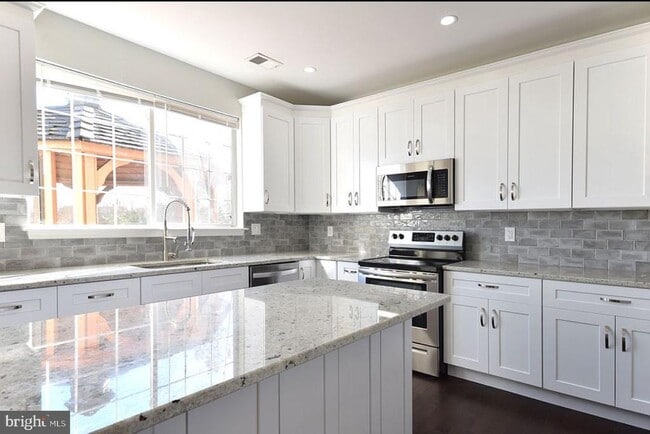 Foto del edificio - 14900 Dennington Dr