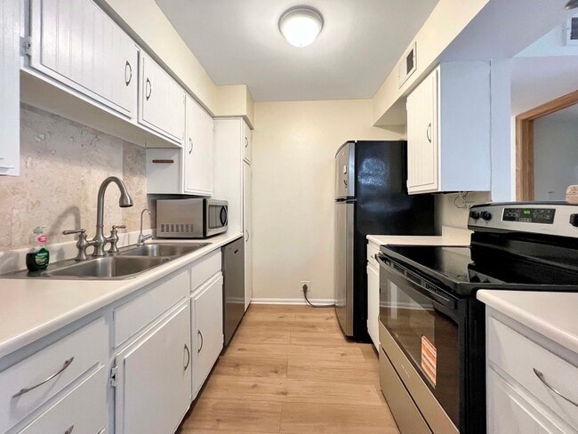 Foto del edificio - 6153 Knoll Way Dr