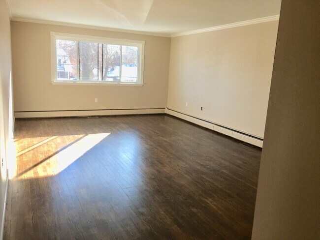 Foto del edificio - 3643 N Front St