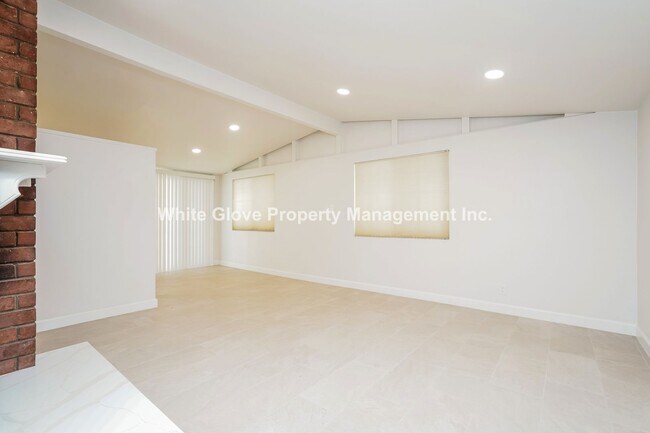 Foto del edificio - Spacious 4-Bed, 2-Bath Home with Large Bac...