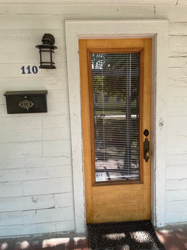 Entrada frontal exterior - 110 Woodward St