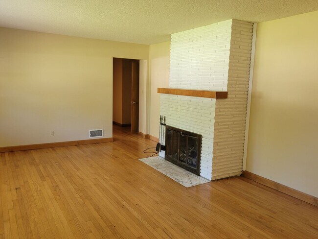 Building Photo - 4 Bedrooms! 2 Baths! Southeast Springfield...