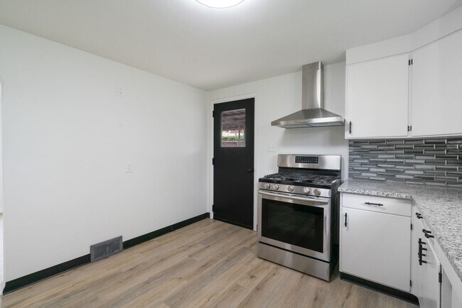 Foto del edificio - MOVE IN SPECIAL! SCORE 50% OFF 1ST MONTH'S RENT IF SIGNED BY NOV. 30! Stunning 3 bedroom home in ...